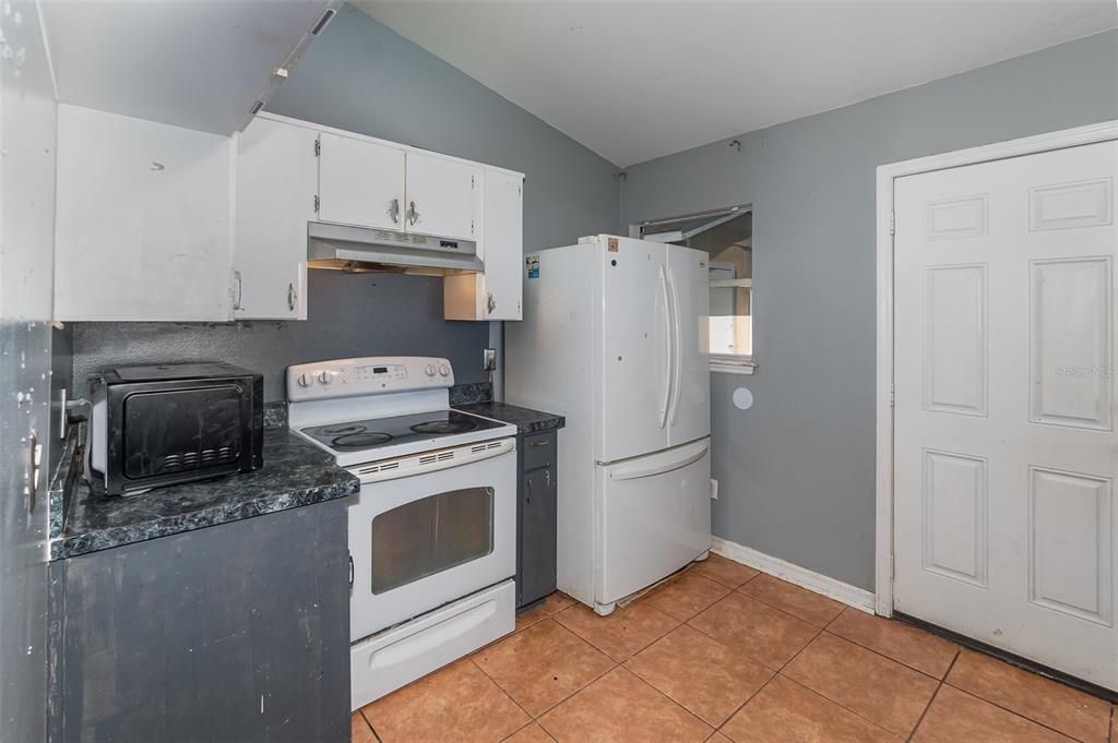 For Sale: $299,990 (3 beds, 2 baths, 1069 Square Feet)