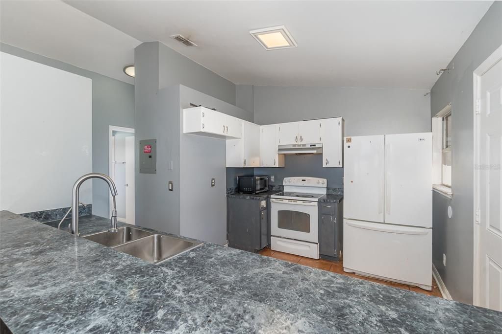 For Sale: $299,990 (3 beds, 2 baths, 1069 Square Feet)