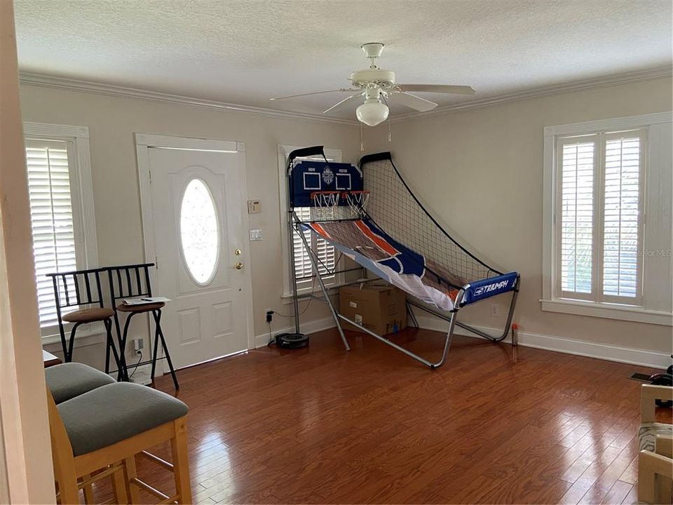 For Rent: $3,000 (2 beds, 2 baths, 1717 Square Feet)