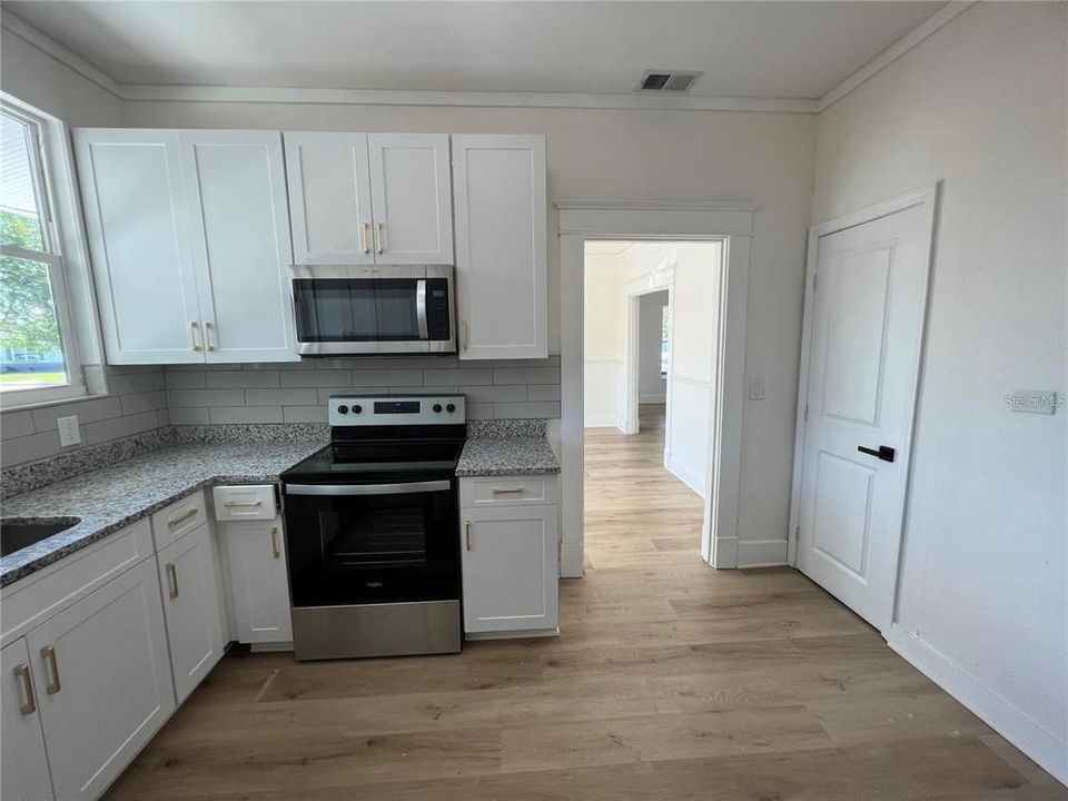 For Rent: $2,650 (3 beds, 2 baths, 1828 Square Feet)