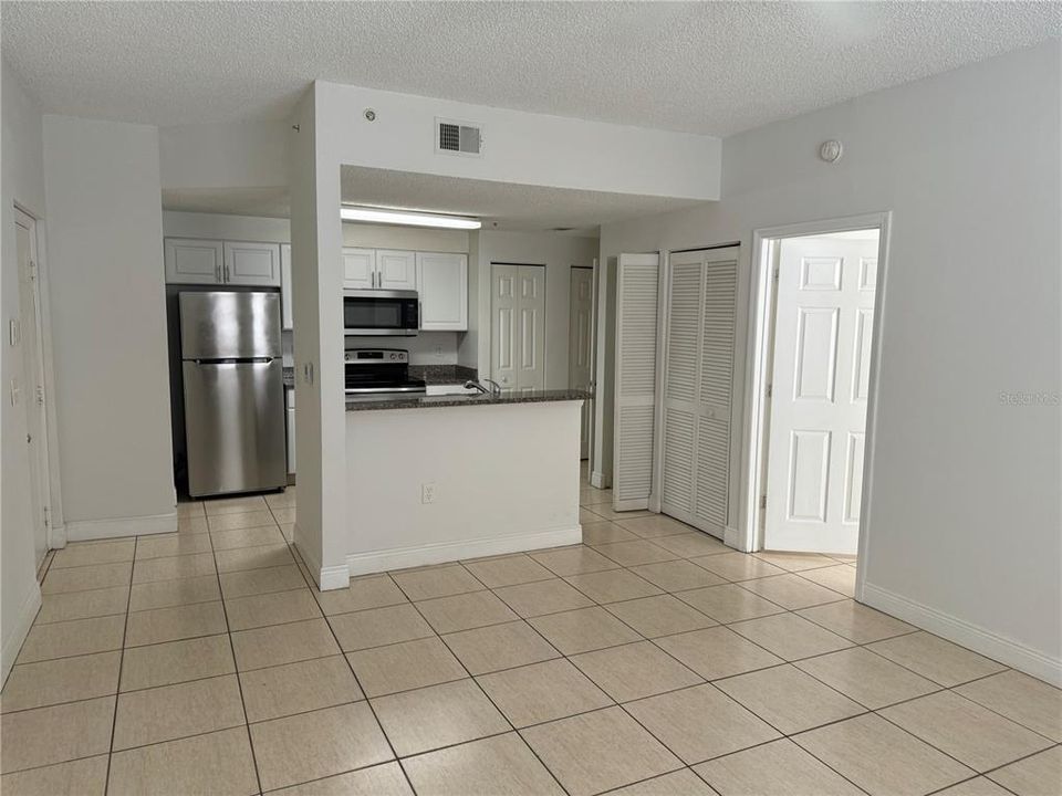 For Rent: $1,300 (1 beds, 1 baths, 643 Square Feet)