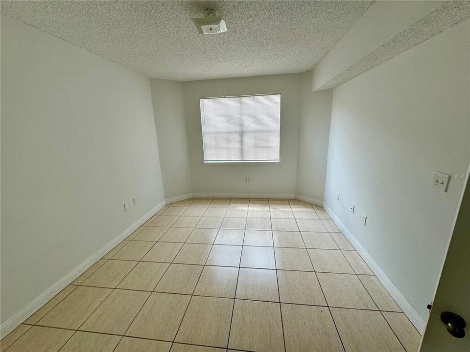 For Rent: $1,300 (1 beds, 1 baths, 643 Square Feet)