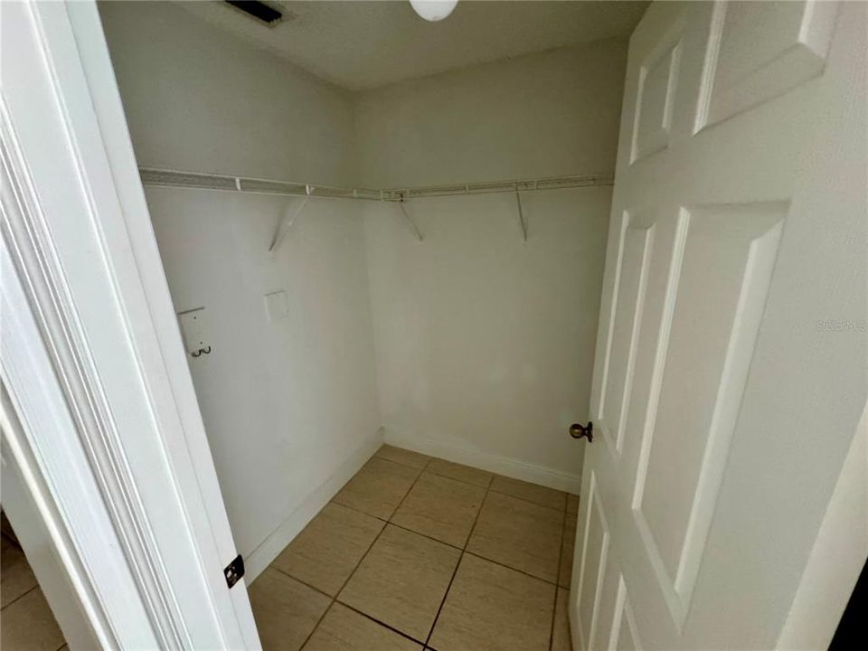 For Rent: $1,300 (1 beds, 1 baths, 643 Square Feet)