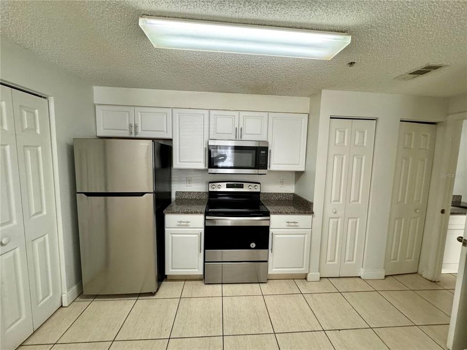 For Rent: $1,300 (1 beds, 1 baths, 643 Square Feet)