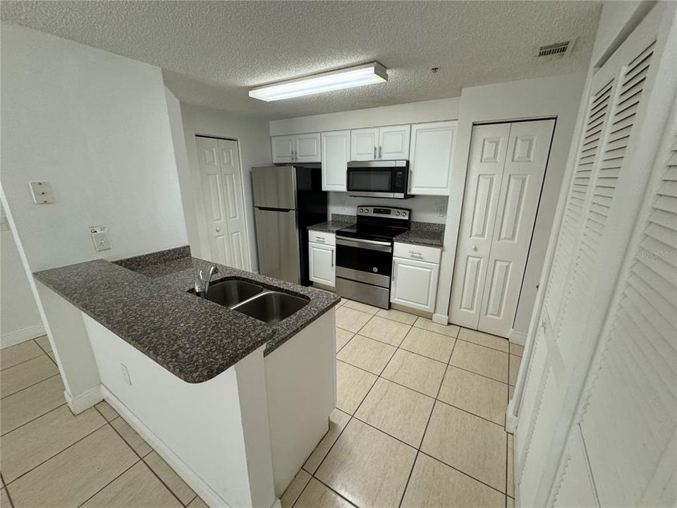 For Rent: $1,300 (1 beds, 1 baths, 643 Square Feet)