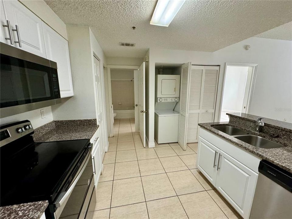 For Rent: $1,300 (1 beds, 1 baths, 643 Square Feet)