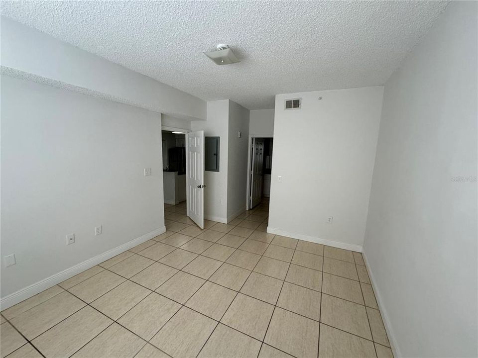 For Rent: $1,300 (1 beds, 1 baths, 643 Square Feet)