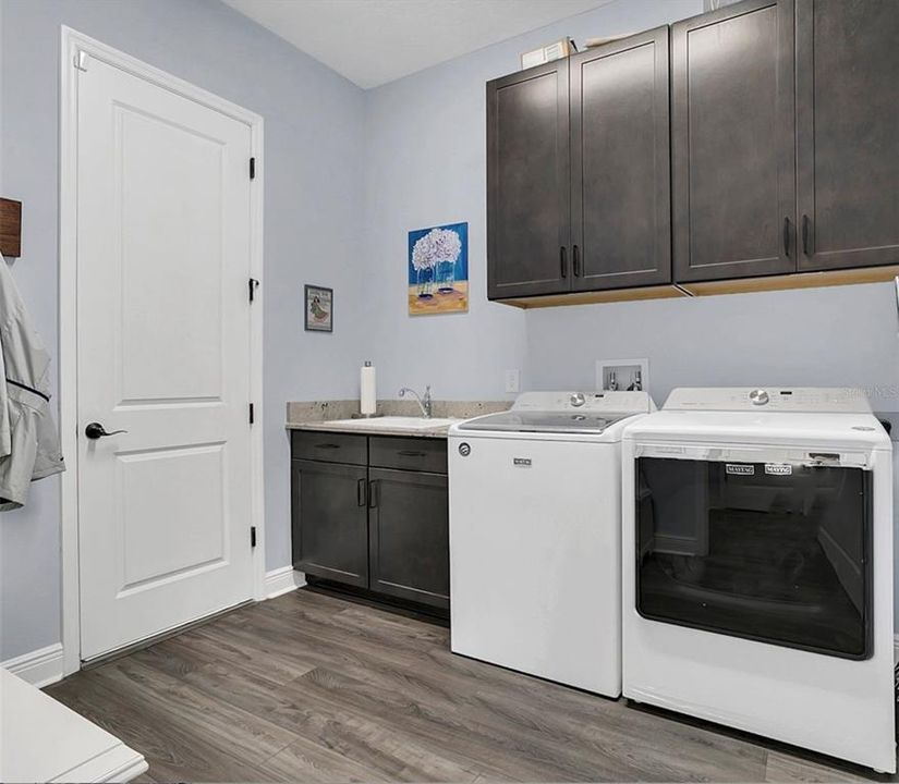 Laundry Room with Sink & Upper Cabinets