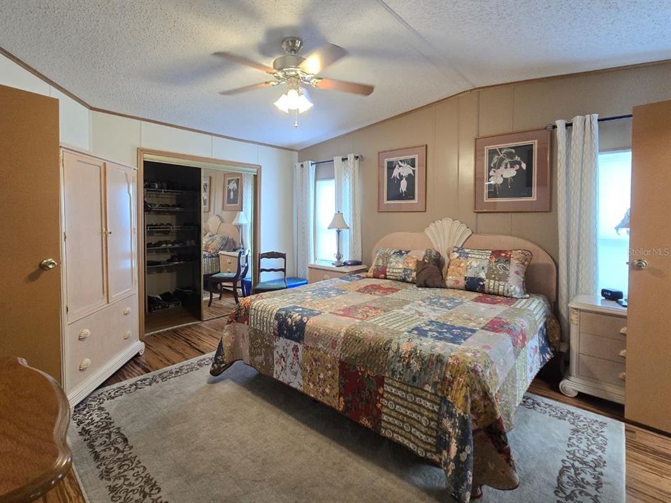 Active With Contract: $159,900 (2 beds, 2 baths, 1230 Square Feet)