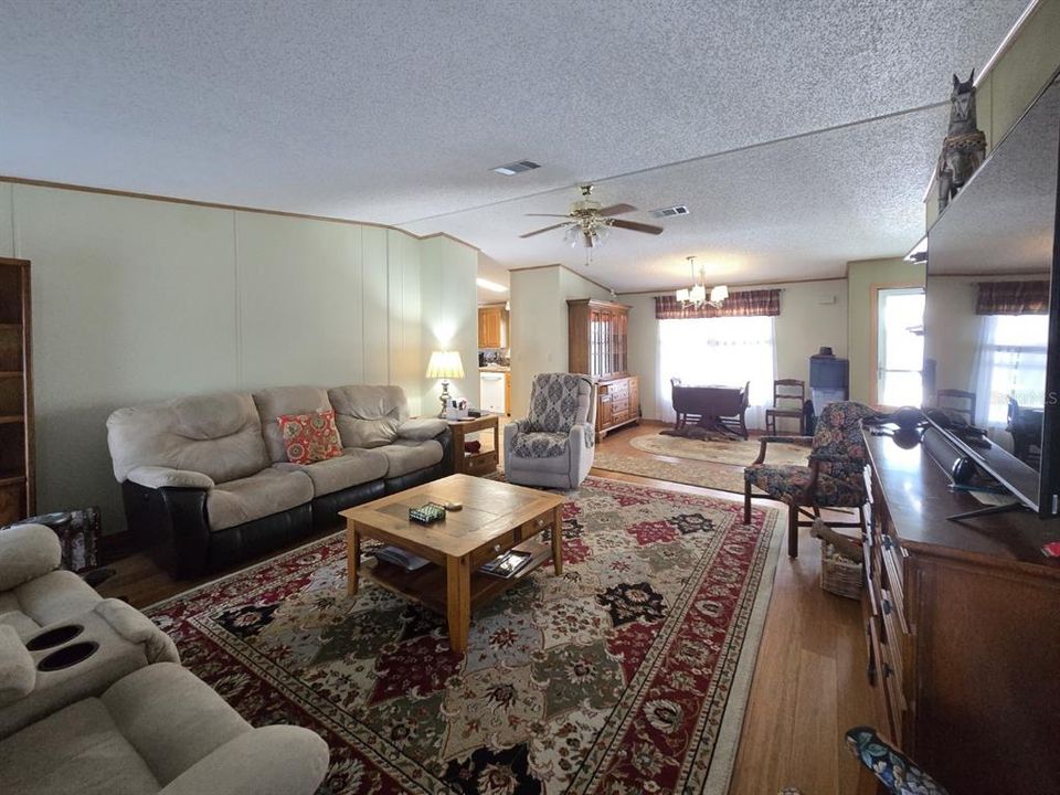 Active With Contract: $159,900 (2 beds, 2 baths, 1230 Square Feet)