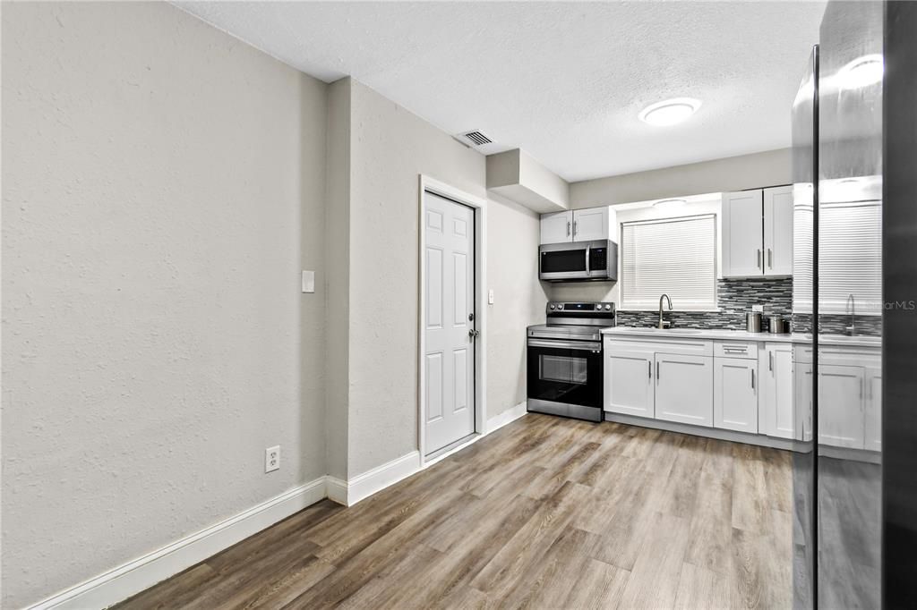 For Sale: $350,000 (2 beds, 1 baths, 1129 Square Feet)