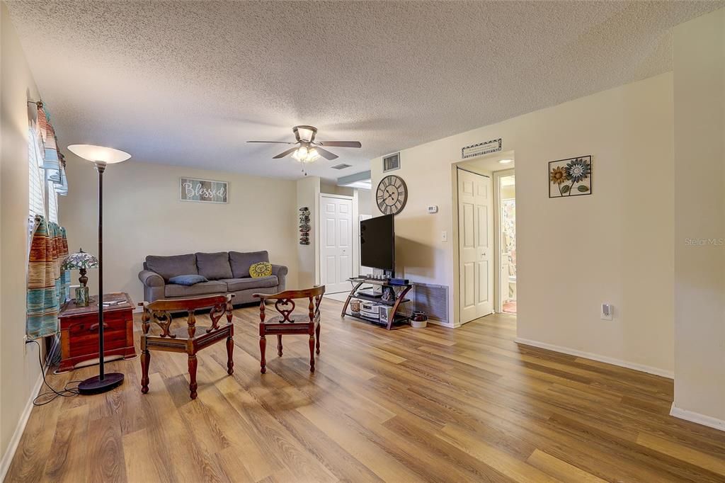 For Sale: $225,000 (2 beds, 2 baths, 852 Square Feet)