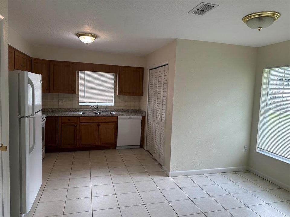 For Rent: $1,800 (3 beds, 2 baths, 1205 Square Feet)