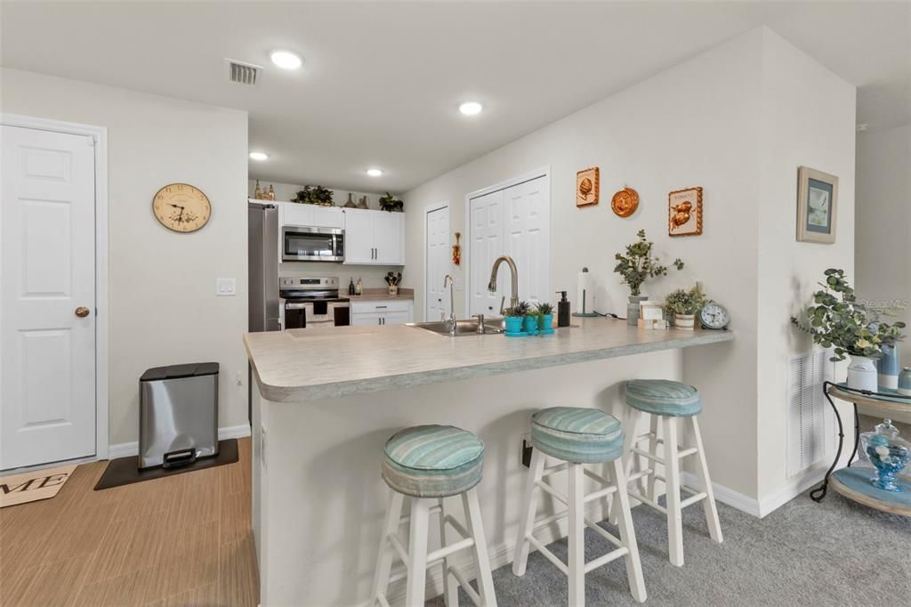 For Sale: $295,000 (3 beds, 2 baths, 1294 Square Feet)