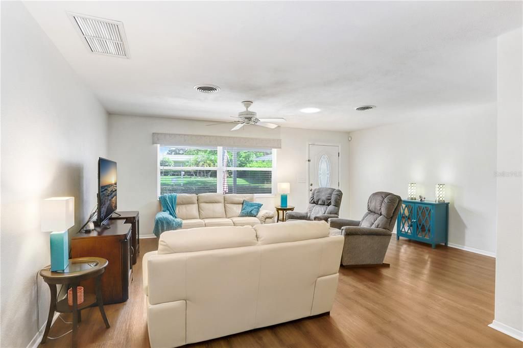 Active With Contract: $440,000 (3 beds, 2 baths, 1514 Square Feet)