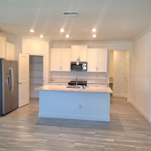 For Rent: $2,400 (3 beds, 2 baths, 1951 Square Feet)