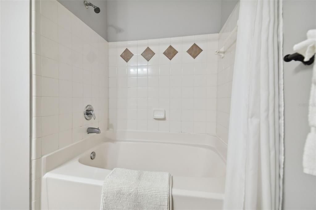 For Sale: $225,000 (1 beds, 1 baths, 832 Square Feet)