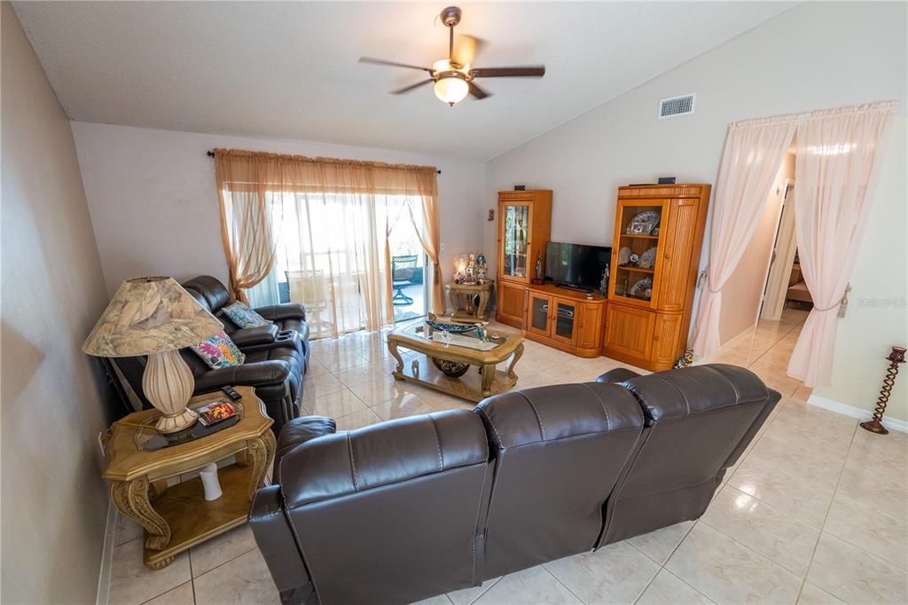 For Sale: $390,000 (3 beds, 2 baths, 1398 Square Feet)