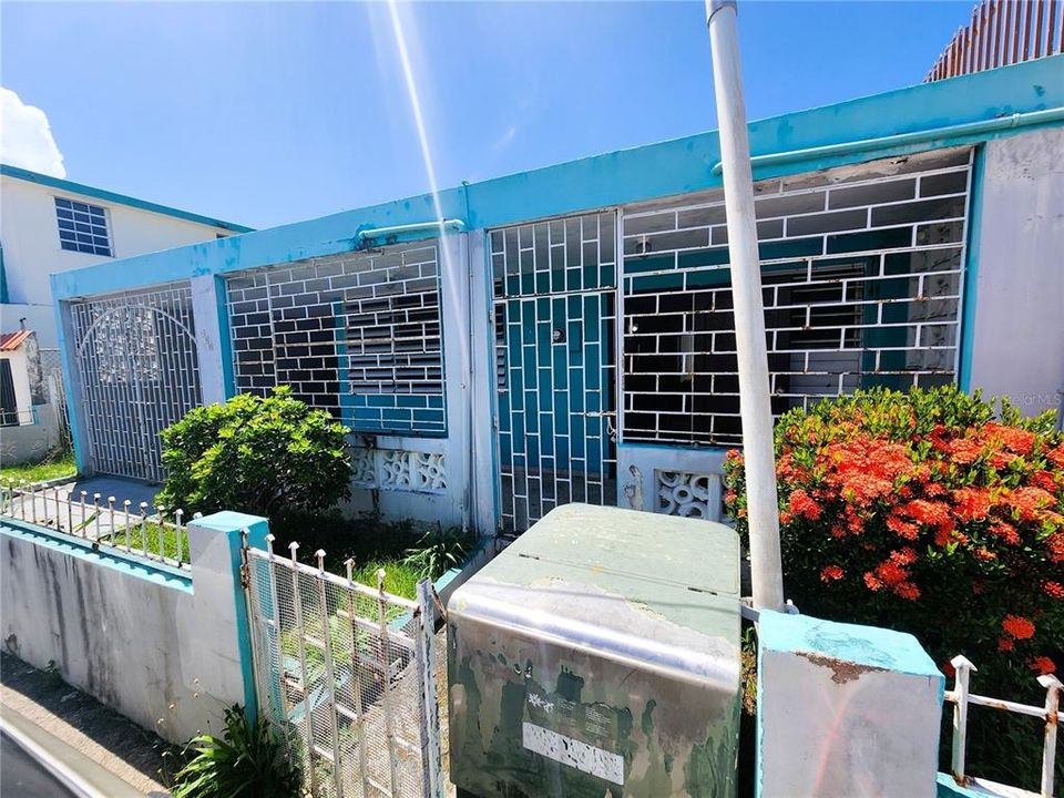 Activo con contrato: $132,000 (3 camas, 1 baños, 2768 Pies cuadrados)