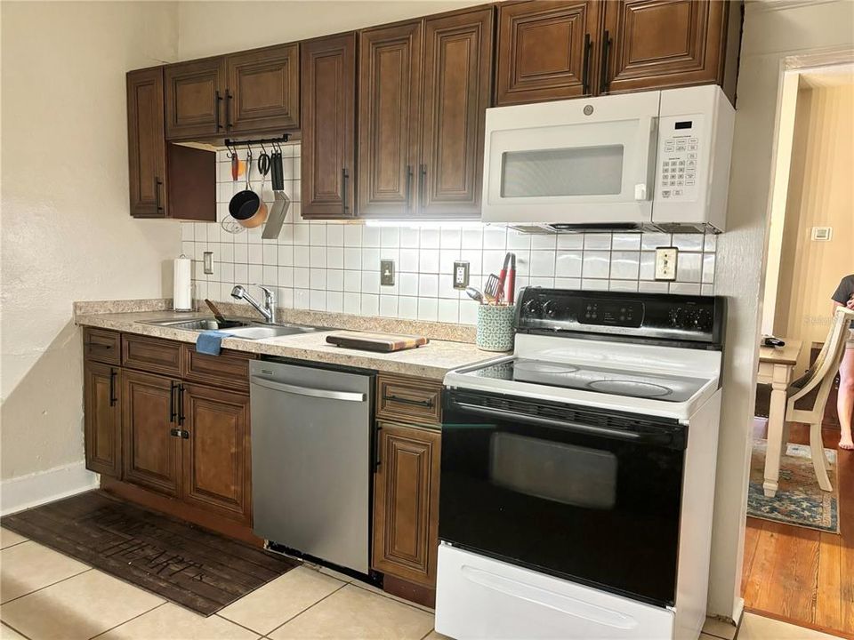 For Sale: $250,000 (2 beds, 1 baths, 1376 Square Feet)