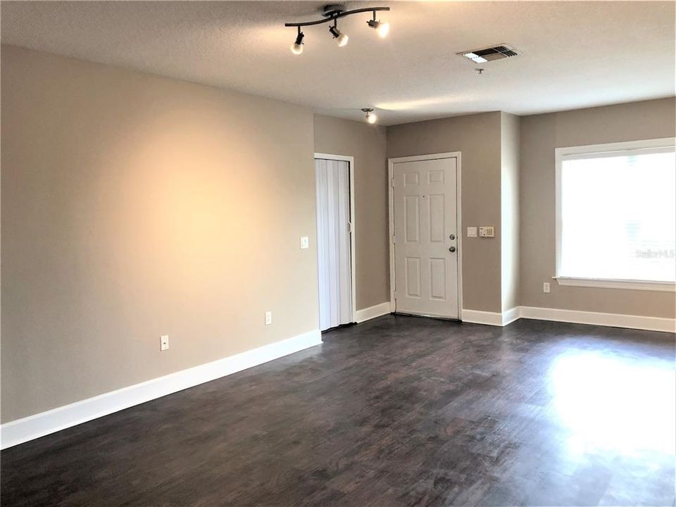 For Rent: $2,100 (3 beds, 2 baths, 1286 Square Feet)