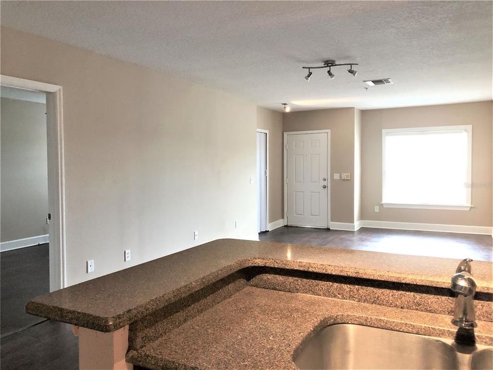 For Rent: $2,100 (3 beds, 2 baths, 1286 Square Feet)