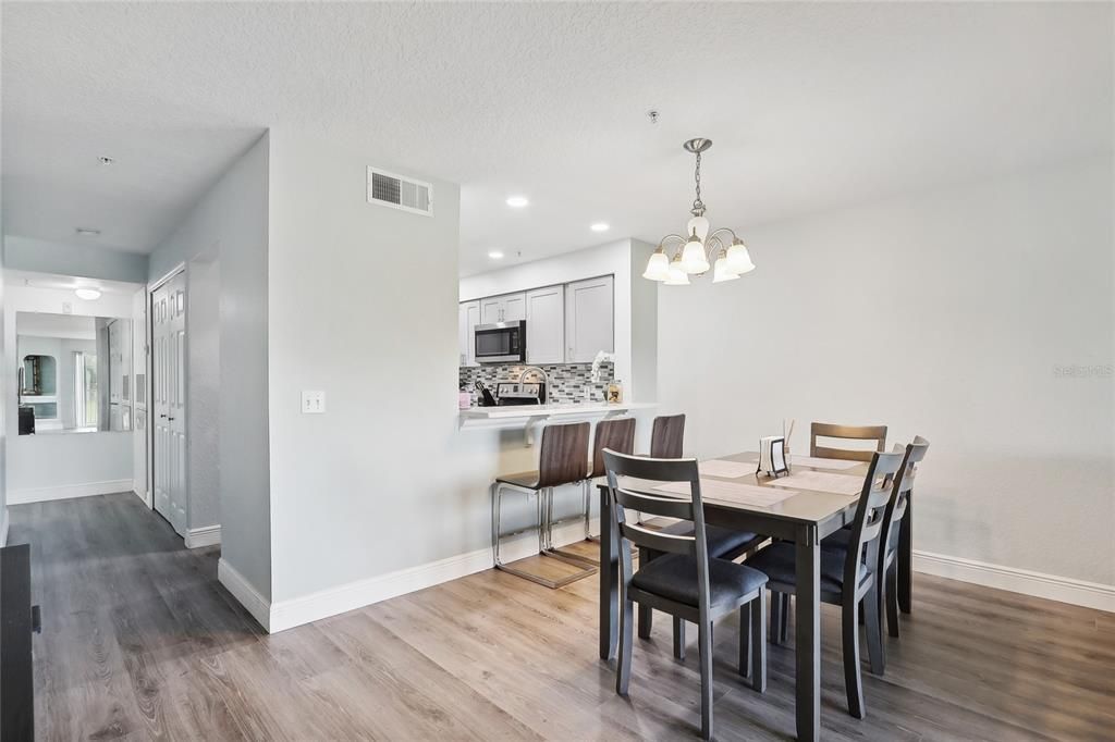 For Sale: $219,000 (1 beds, 1 baths, 861 Square Feet)