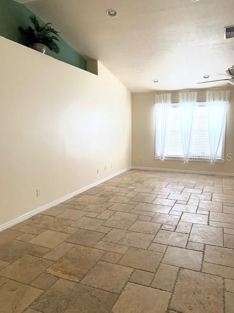 For Rent: $2,100 (3 beds, 2 baths, 1734 Square Feet)