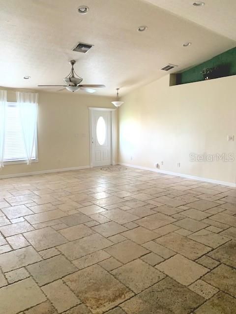 For Rent: $2,100 (3 beds, 2 baths, 1734 Square Feet)