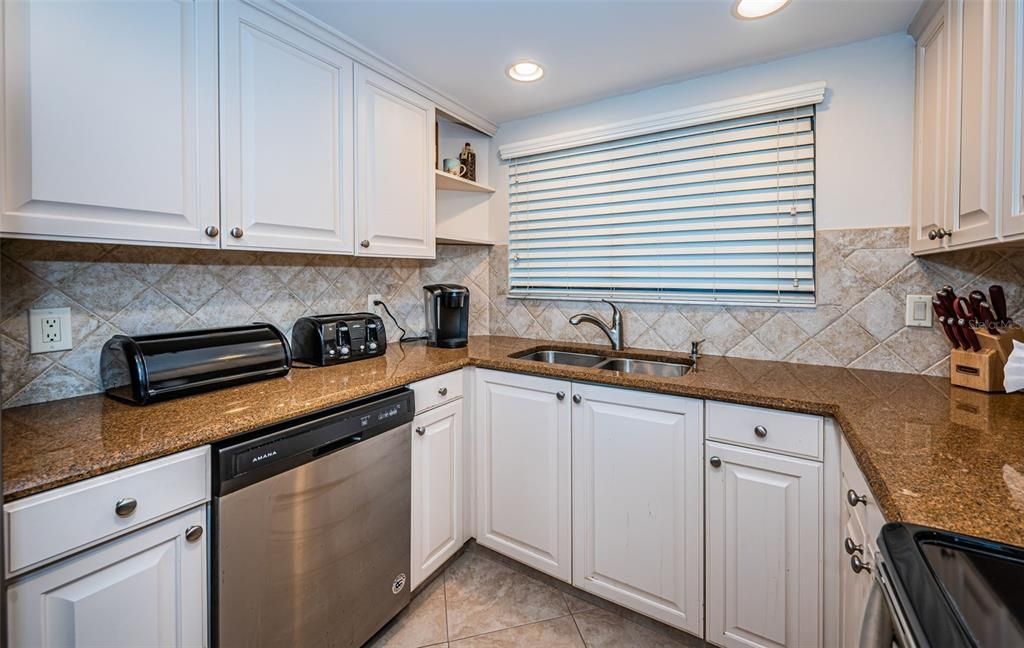 For Sale: $653,500 (1 beds, 1 baths, 885 Square Feet)