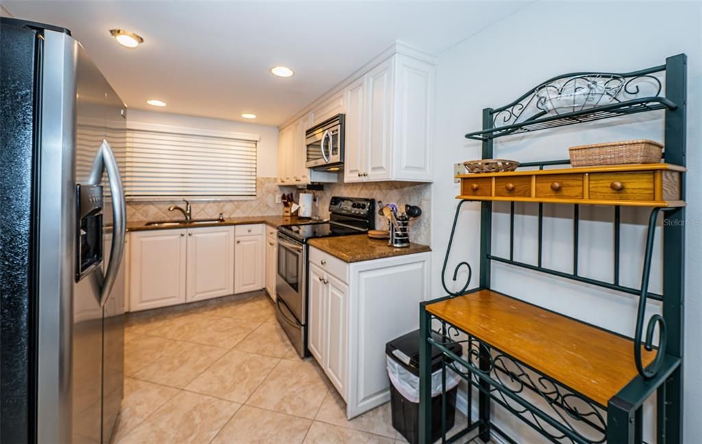 For Sale: $653,500 (1 beds, 1 baths, 885 Square Feet)