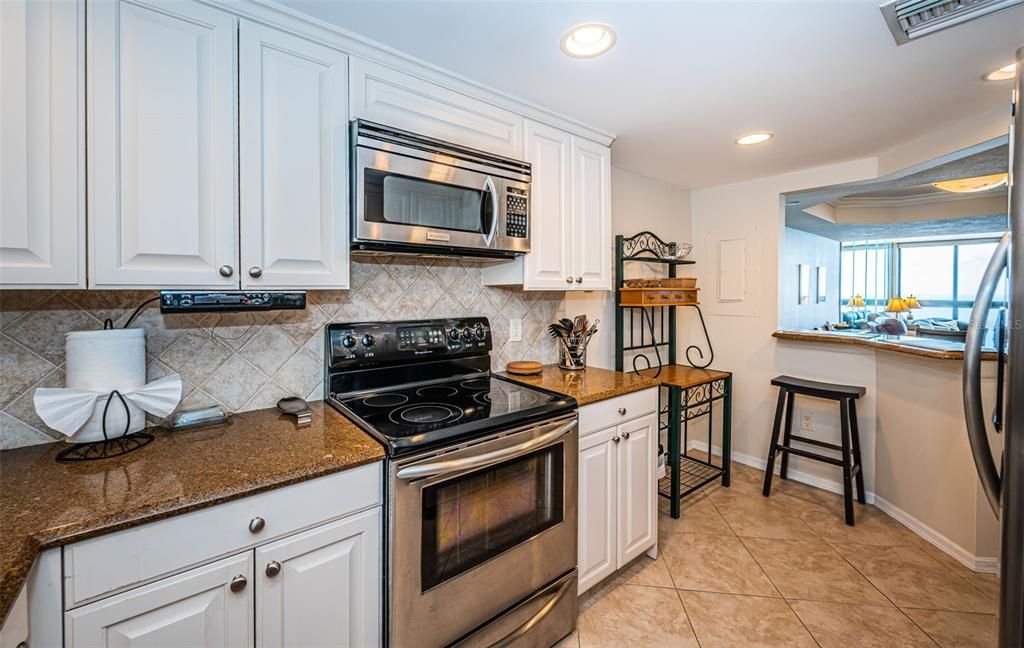 For Sale: $653,500 (1 beds, 1 baths, 885 Square Feet)