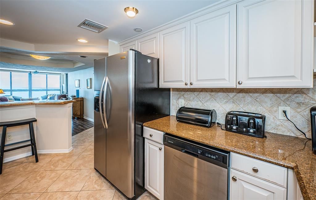 For Sale: $653,500 (1 beds, 1 baths, 885 Square Feet)