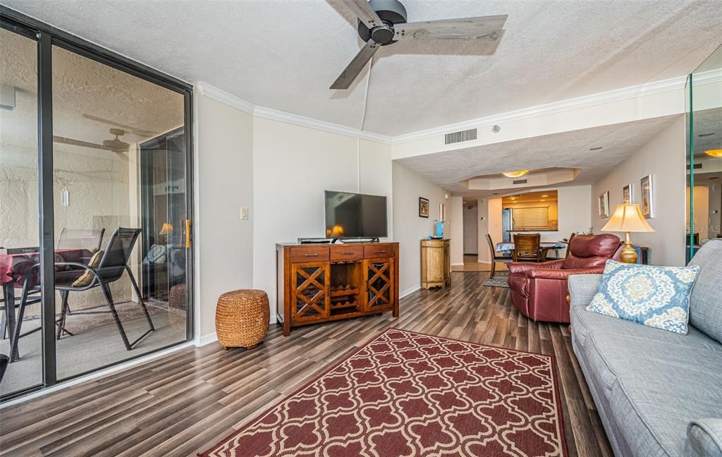 For Sale: $653,500 (1 beds, 1 baths, 885 Square Feet)