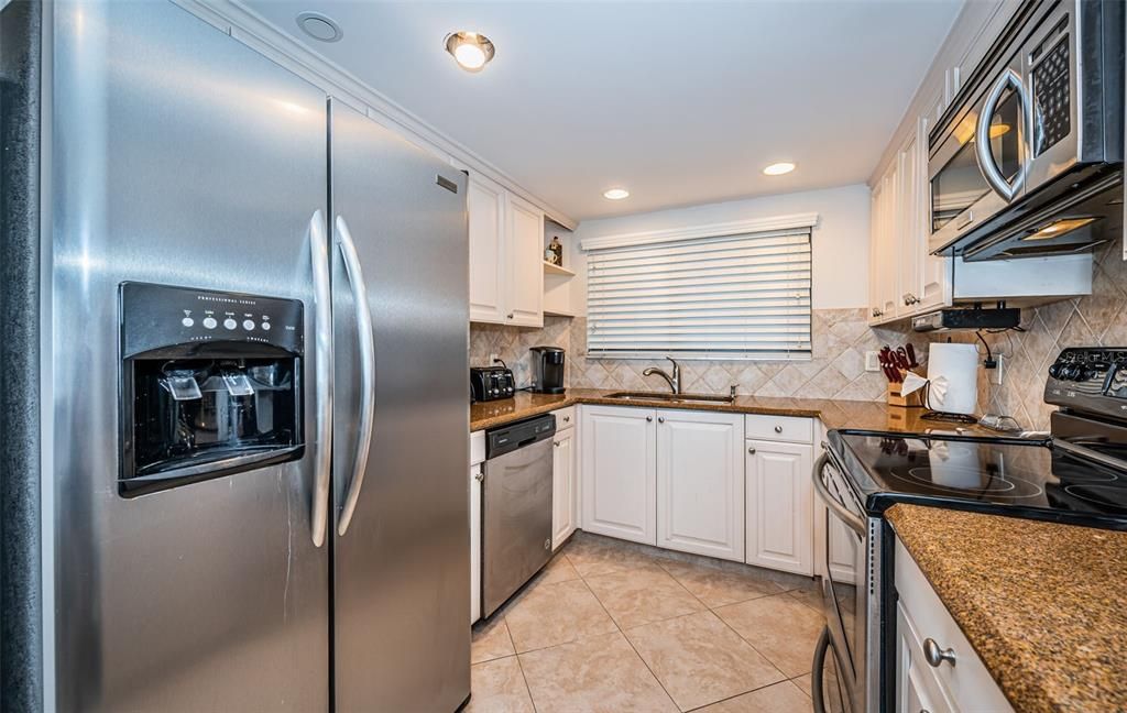 For Sale: $653,500 (1 beds, 1 baths, 885 Square Feet)