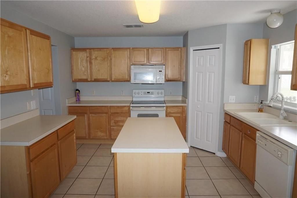 For Rent: $2,550 (5 beds, 2 baths, 2928 Square Feet)