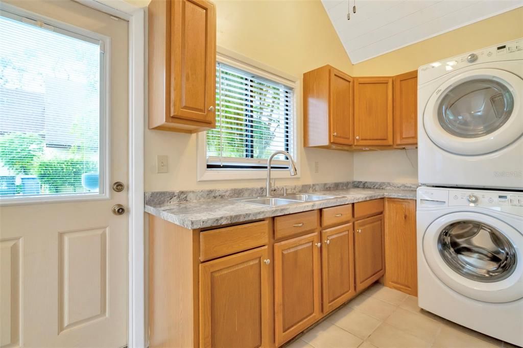 Active With Contract: $149,900 (2 beds, 1 baths, 1012 Square Feet)