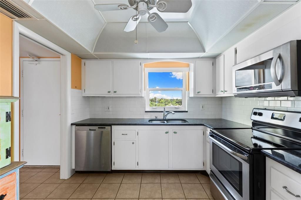 For Sale: $265,000 (2 beds, 2 baths, 1110 Square Feet)