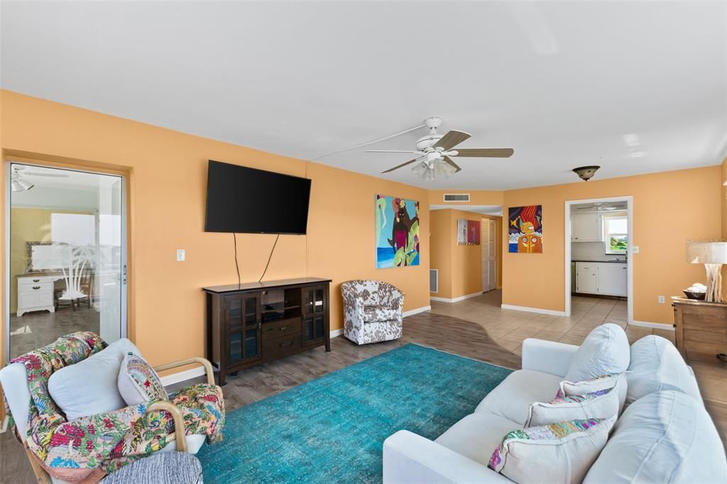 For Sale: $265,000 (2 beds, 2 baths, 1110 Square Feet)