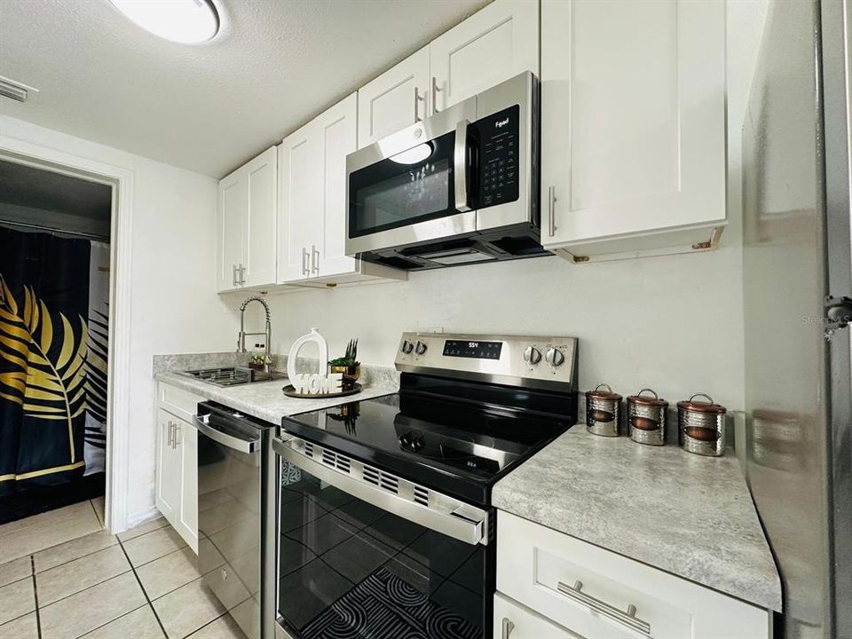 For Sale: $289,000 (2 beds, 1 baths, 816 Square Feet)