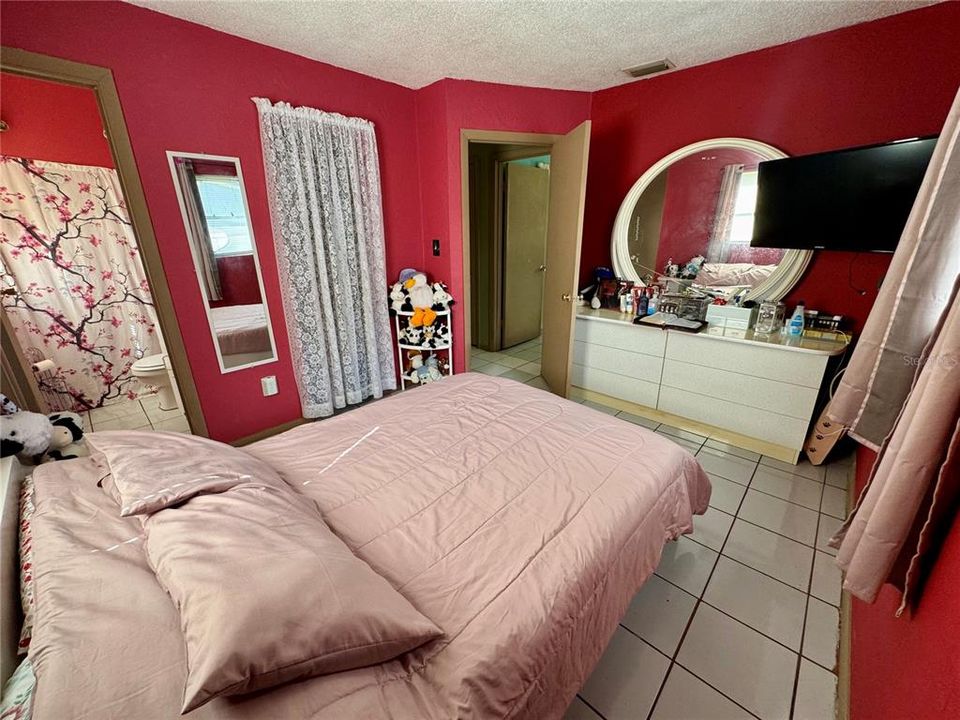 Activo con contrato: $289,990 (3 camas, 1 baños, 1128 Pies cuadrados)