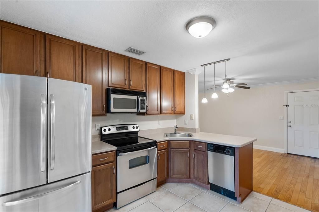 For Sale: $189,500 (2 beds, 1 baths, 709 Square Feet)