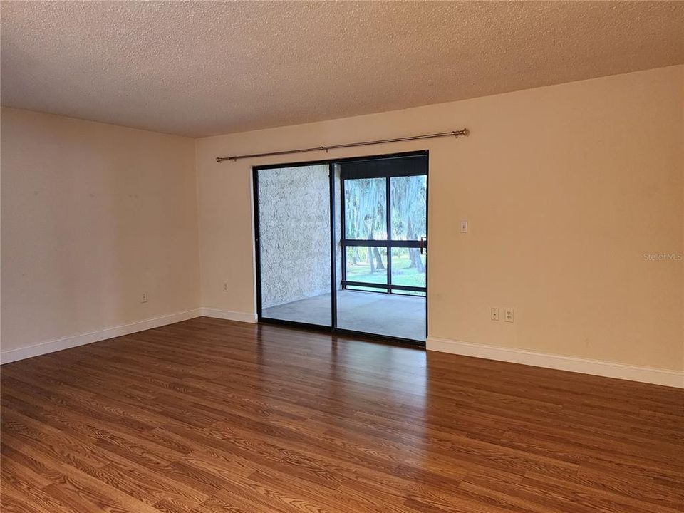 For Sale: $160,000 (1 beds, 1 baths, 807 Square Feet)