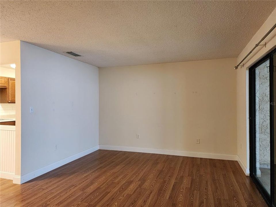 For Sale: $160,000 (1 beds, 1 baths, 807 Square Feet)