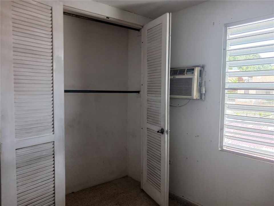 For Sale: $126,000 (5 beds, 2 baths, 1800 Square Feet)