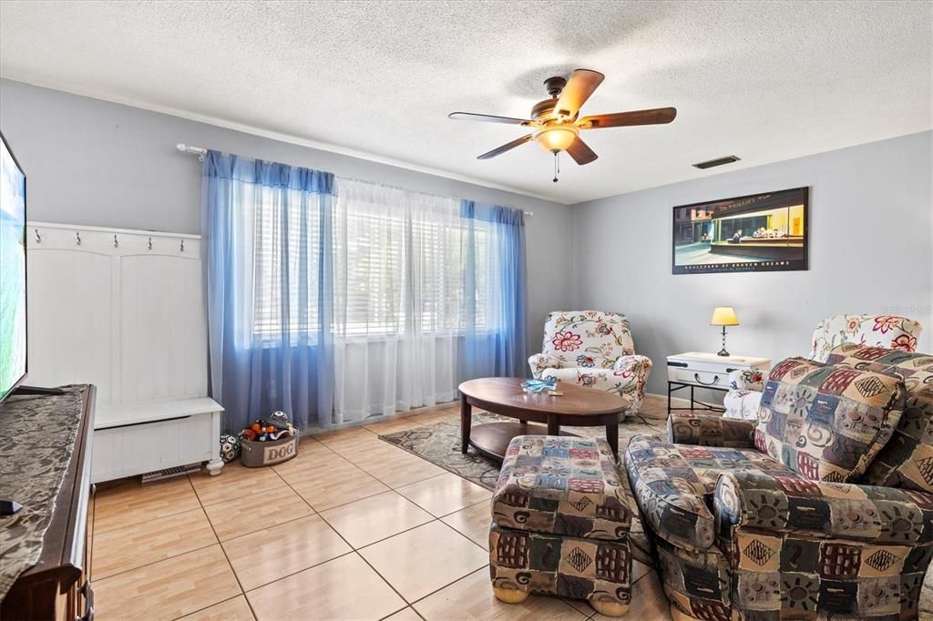 For Sale: $330,000 (2 beds, 2 baths, 1218 Square Feet)