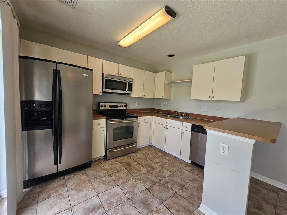 For Rent: $2,100 (4 beds, 2 baths, 1548 Square Feet)