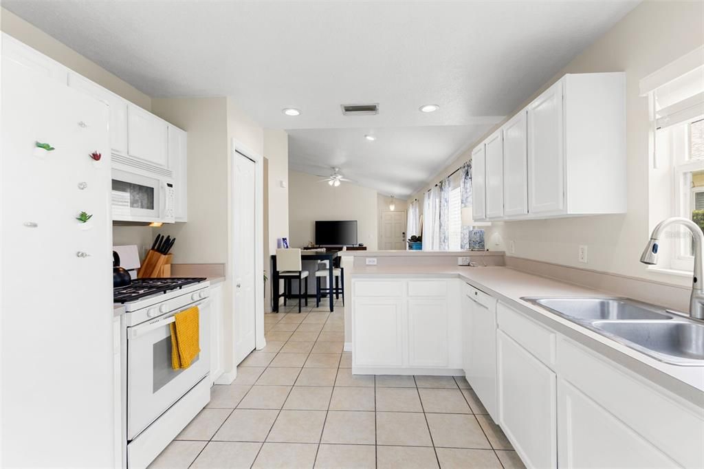 For Sale: $405,000 (4 beds, 2 baths, 1411 Square Feet)