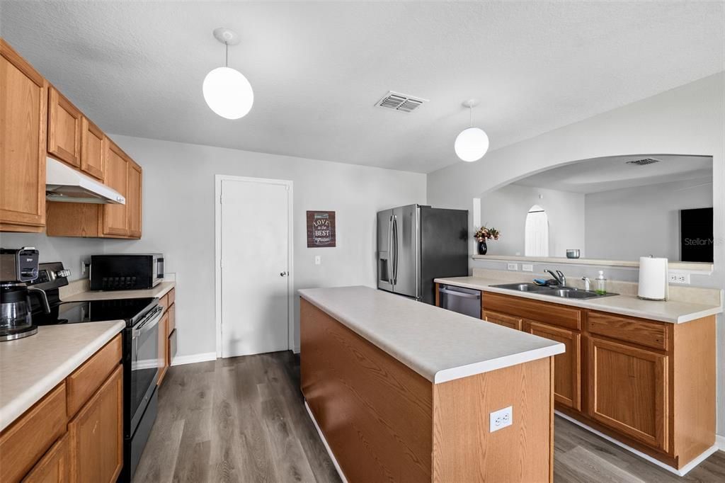 For Sale: $400,000 (4 beds, 2 baths, 1892 Square Feet)