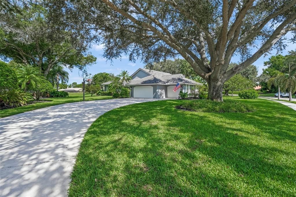 Active With Contract: $899,000 (3 beds, 2 baths, 2242 Square Feet)